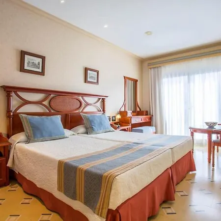 Standard Twin Room, Breakfast Including At 200meters From The Beach In Los Cristianos